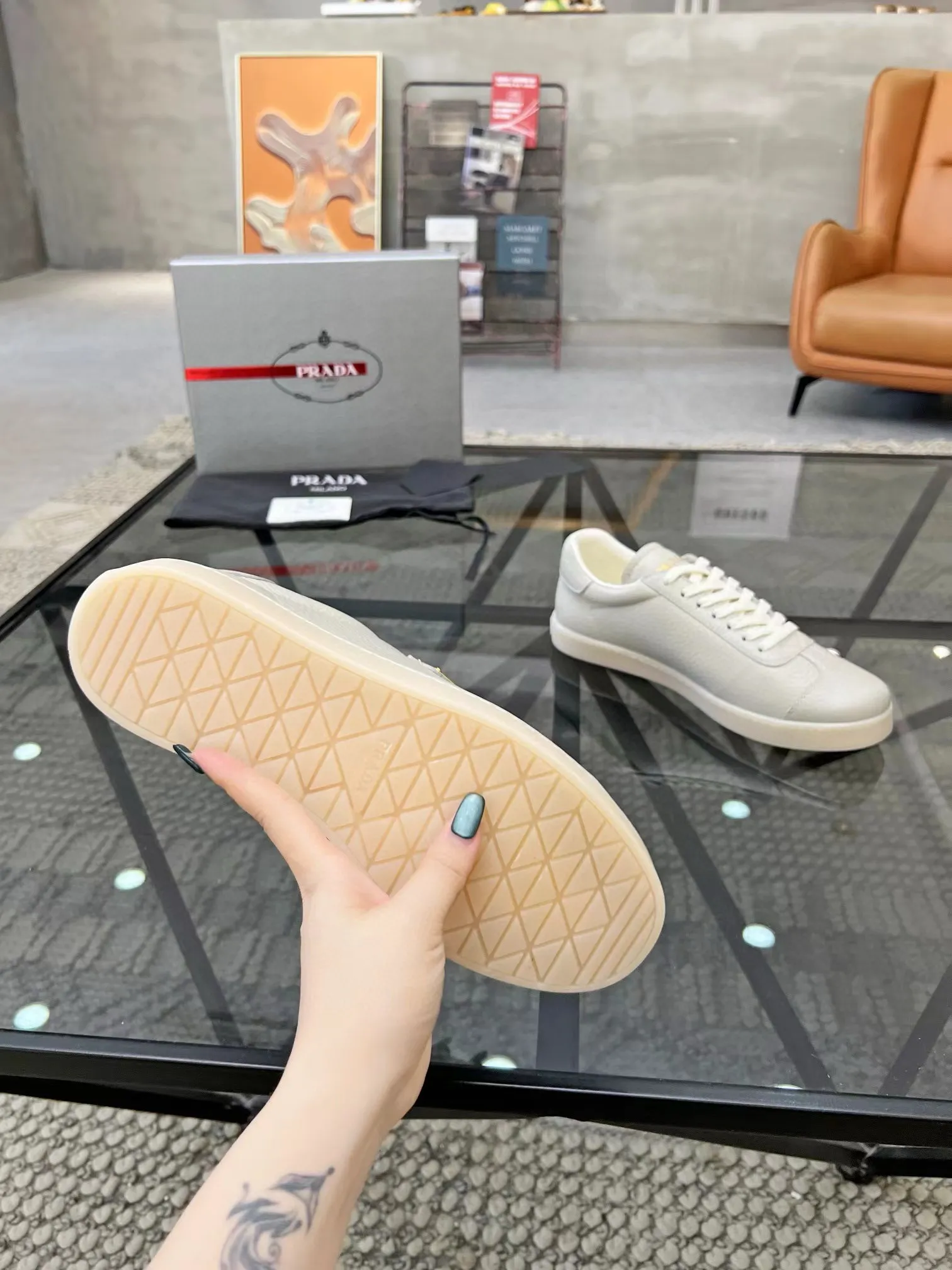 Factory price: 400💰Prada new men's leather sports shoes, the highest version on the market, any comparison is welcome🆚! The original leather has excellent texture and is super high-end! Fetal sheep net lining imported from Italy, removable pad! Luxurious materials and fine workmanship, highly recommended! Code number: 38-44, customized 45